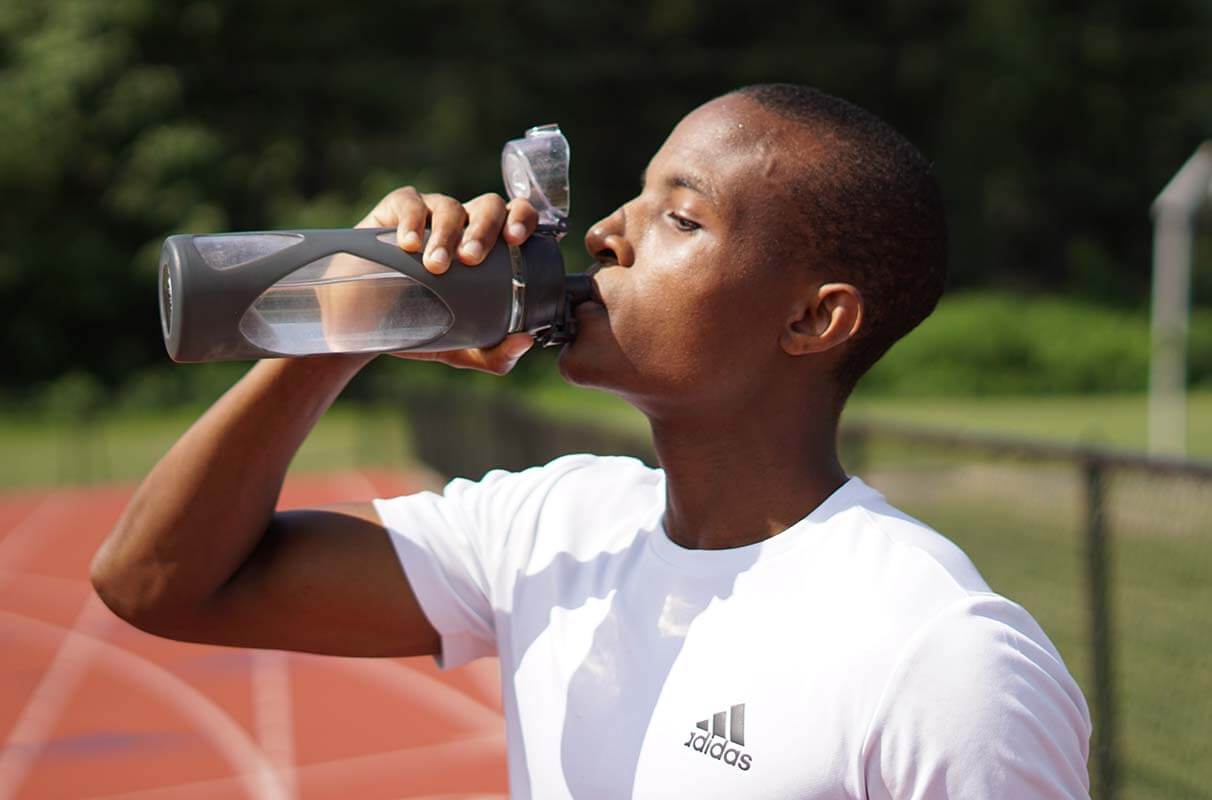 runner hydrating