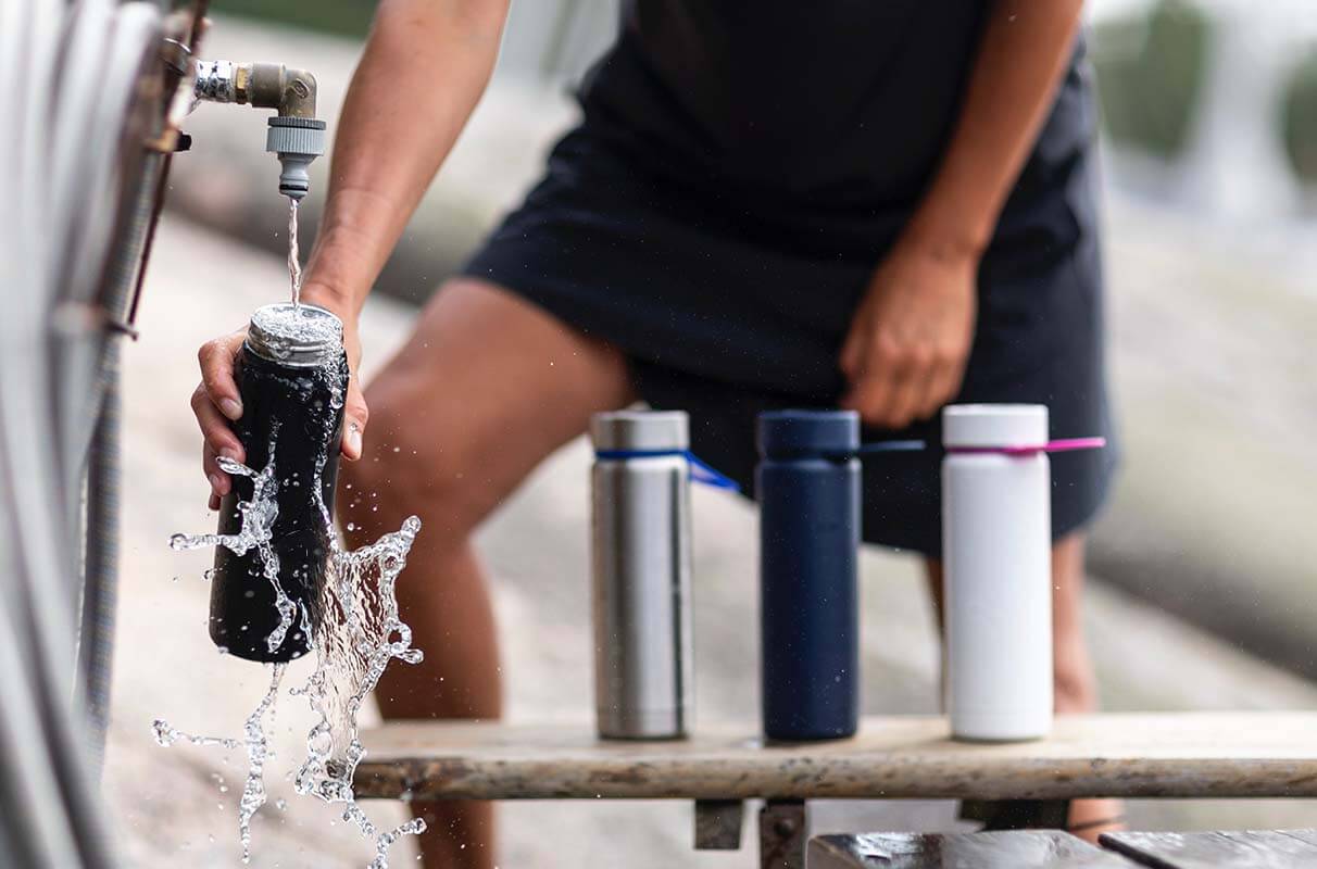 runner refilling waterbottle